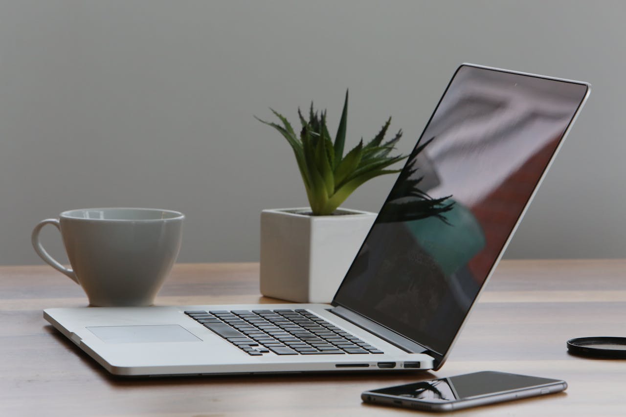 laptop na stolu